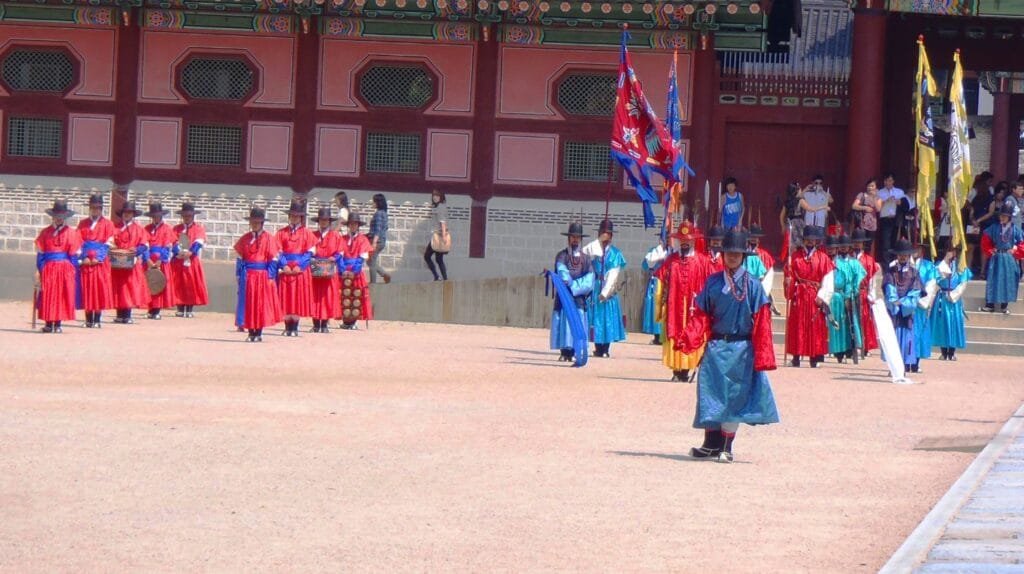 Garde en tenue traditionnelle à Séoul