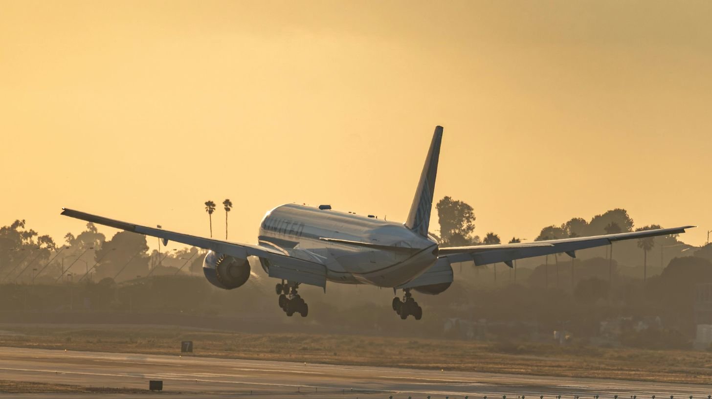 Pourquoi les lumières sont éteintes dans les avions ? Une mesure essentielle pour votre sécurité